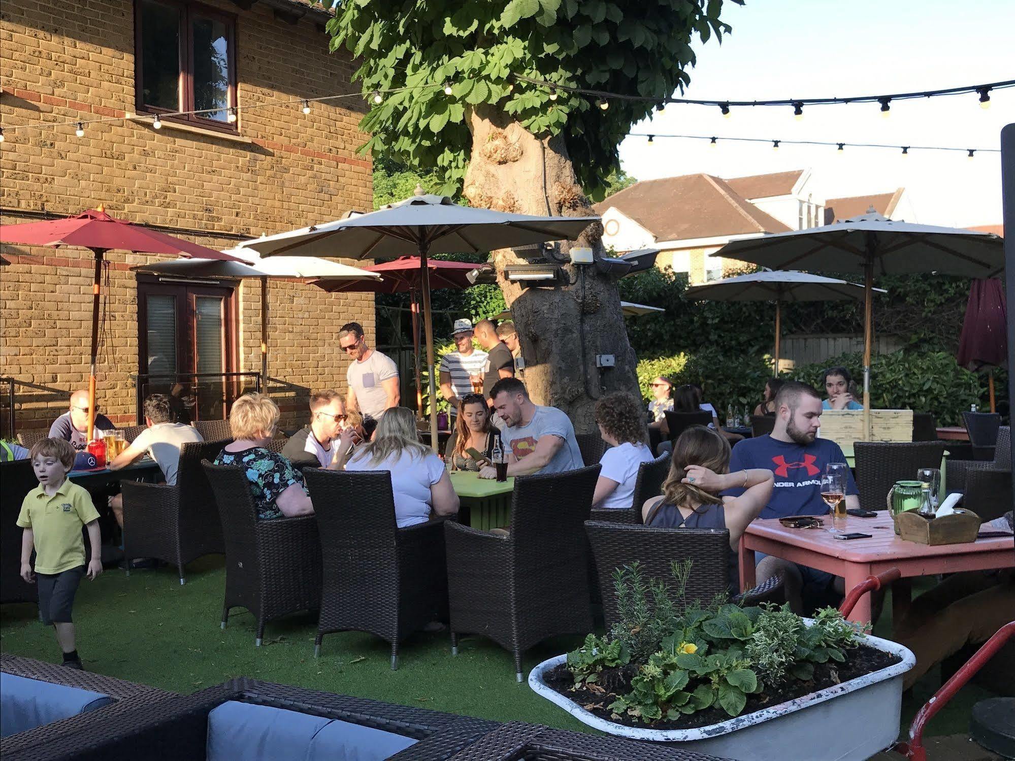 Crown Hotel Chertsey Exterior foto