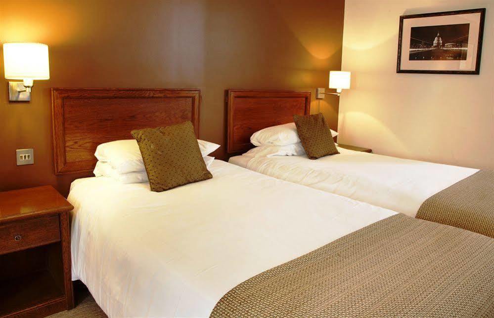Crown Hotel Chertsey Exterior foto